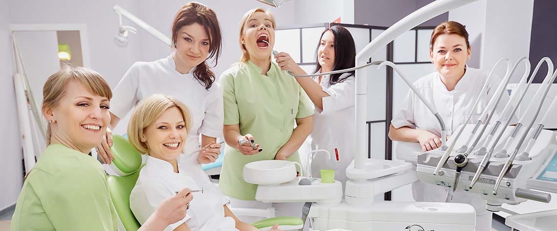 Zespół stomatologów pracujacych w gabinecie stomatologicznym Ollident